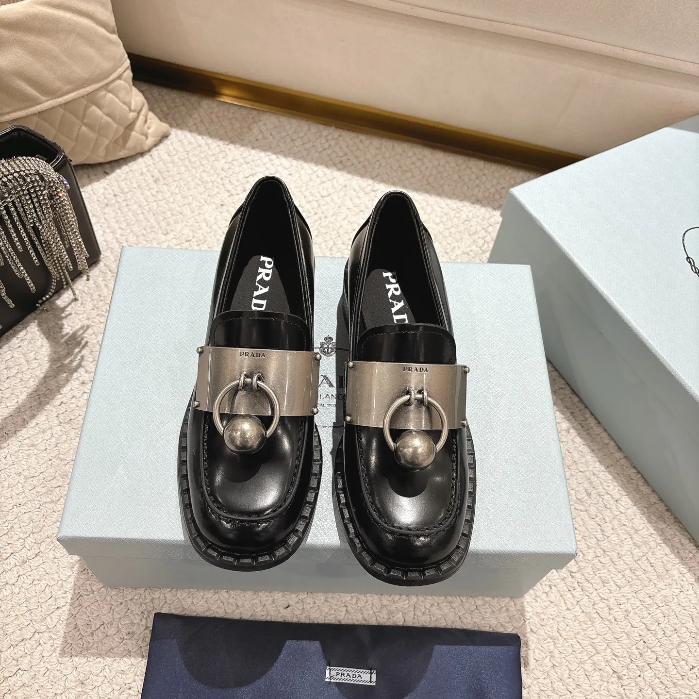 👟👟Ex-factory price 600👟👟 Prad✅Certified𝟐𝟎𝟐5𝙨𝙨 Early Spring Prada💯 #陈昊宇 Same style, many celebrity internet celebrities have the same style/medium-heeled British loafers, the metal buckle design adds a sense of sophistication, the overall shape is full of aura, and the British style small leather shoes are casual and high-end. Chen Haoyu’s same style/Prada25ss loafers! Fabric: Imported open edge beads Lining: Imported sheepskin Insole: Imported cowhide Women's model: Standard code 35-41 (customized at 40.41).  Color: black. light brown. white #陈昊宇 Same style Prada loafers # Temperament wear